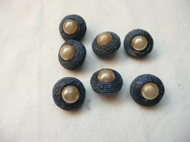 6 boutons anciens vintage en plastique  ou en résine imitant la perle