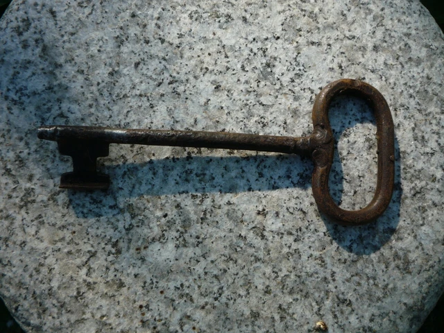 Clé,Clef en fer forgé très ancienne
