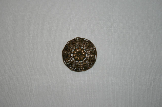Beau bouton ancien en laiton ajouré