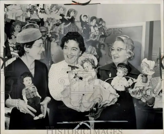 1961 Press Photo Prize winners in the annual Goodfellow doll dressing contest