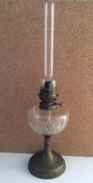 Lampe à Pétrole Vintage - Cuve En Verre Rose Et Cheminé En Verre