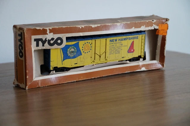 HO Scale Train Freight Cars - Lot of 4
