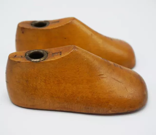 Paar Holz Kleinkind Kinder Schuhe Hält Molds Größe 1 E