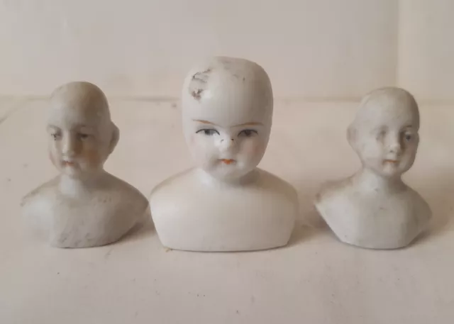 Hervorragende Menge 3 antike Biskus Porzellan Schulter Puppenköpfe Miniatur