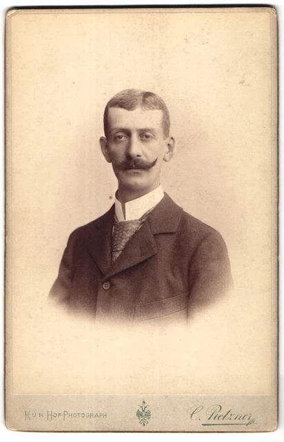 Fotografie C. Pietzner, Wien, Mariahilferstraße 1b, Herr mit müden Augen und Sc