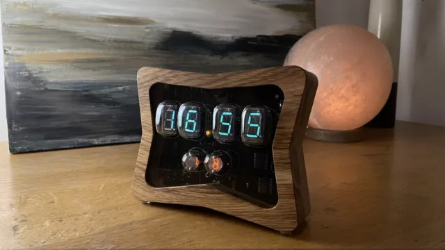 El reloj de tubo Nixie cuenta con tubos VFD y NIXIE IV-22 más control...