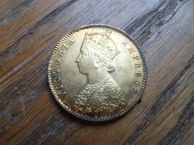 Königin Victoria Britisch-Indien 1886 silberne halbe Rupie, vergoldet.