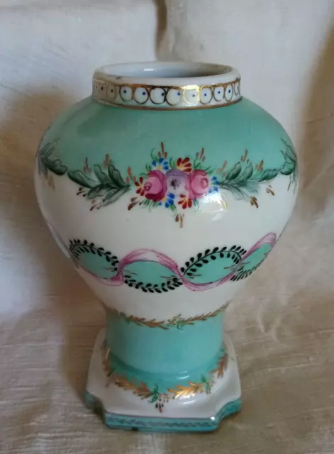 Vase en porcelaine blanche décor de fleurs et rubans croisés