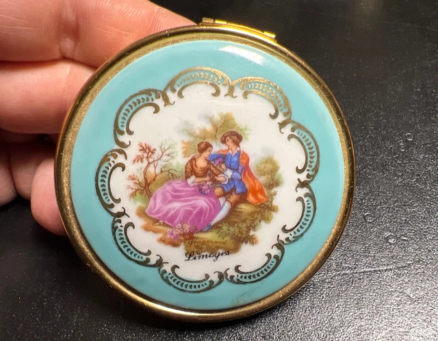 Broche Ancienne Porcelaine De Limoges - Scène Galante Décorateur Viny - Occasion Métal Doré