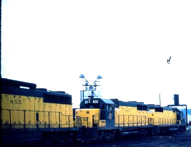 Chicago & North Western Railway # 832, GP35 diesel loco ORIG 35mm color slide