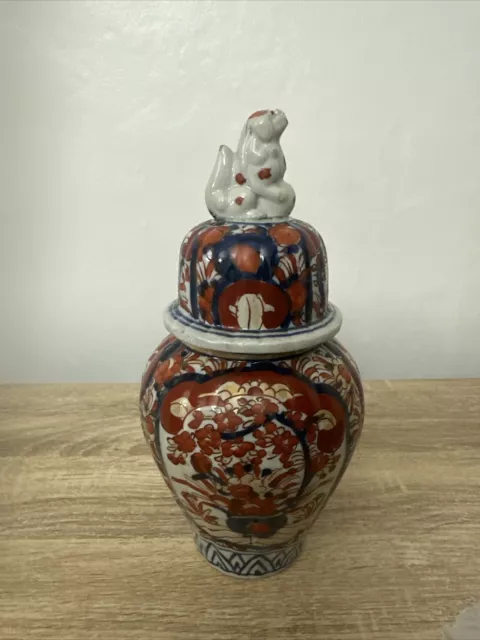 Beautiful 19th century Japanese Imari vase with lion final,  25 cm