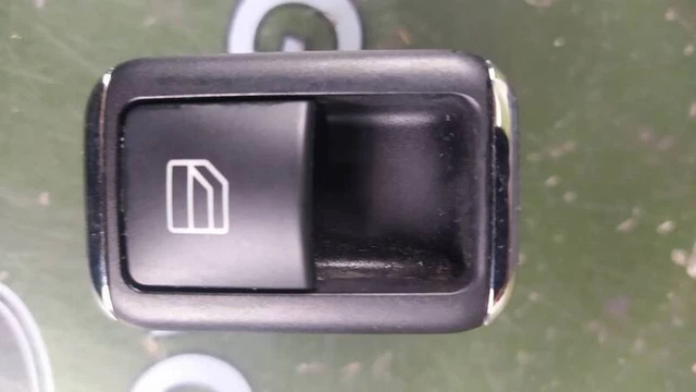 A2048707358 alzavetri interruttore posteriore destro per MERCEDES-BENZ CLASSE E 200
