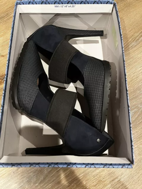 Simply Vera Vera Wang Women's  High Heels  Black With  Navy Blue Size 8.5