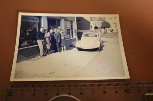 tolles altes Farbfoto Personen vor geschäft mit Oldtimer VW Käfer 50-60er Jahre