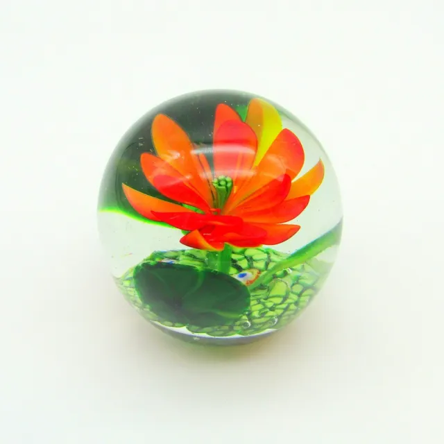Boule presse-papier sulfure en verre soufflé à décor d'une fleur rouge