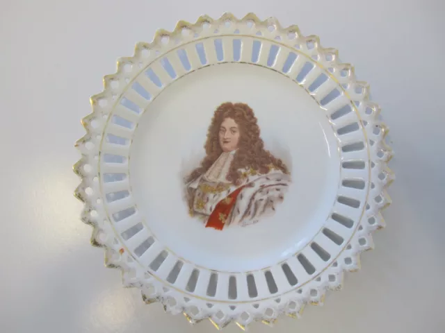 assiette decorative ancienne; portrait de Louis XIV; porcelaine à aile ajourée