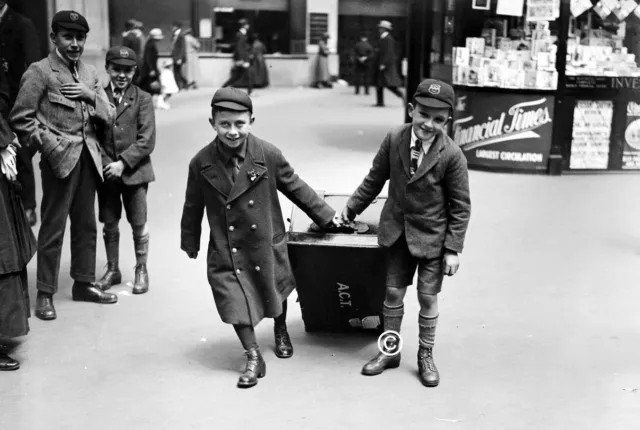 LONDON, WATERLOO RAILWAY STATION. 1923 PHOTO 12 x 8 (A4)