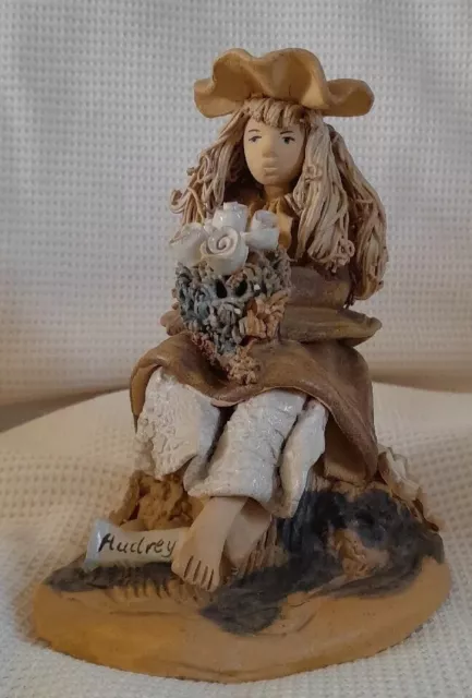 Val Newman Keramik Audrey Figur. signiert 1986 Mädchen mit Blumen