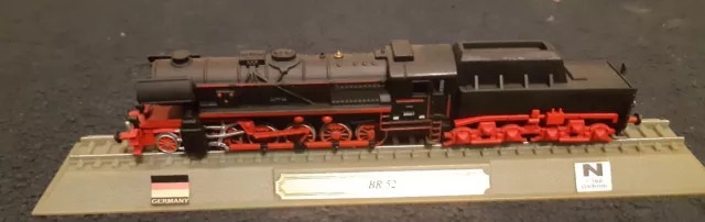 Eisenbahnmodell „BR 52“ auf Kunststoffsockel