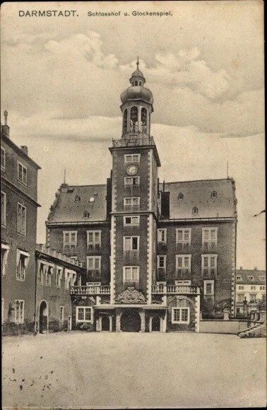 Ak Darmstadt in Hessen, Schlosshof und Glockenspiel - 3465795