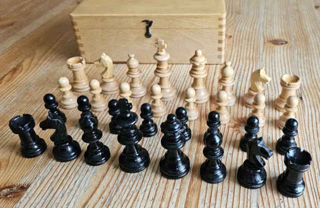Alte Schachfiguren aus Holz im Holzkästchen - KH 6,5 cm