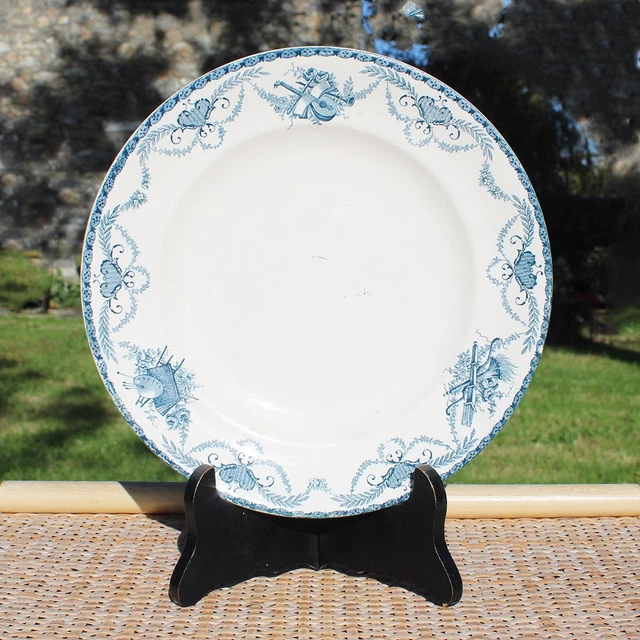 UN GRAND PLAT ROSE FAMILLE CHINOISE A DECOR DE FLEURS