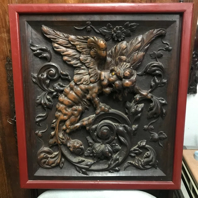 superbe Panneau Décoratifs En Bois Sculpté Lion ailé yeux en verre 19ème encadré