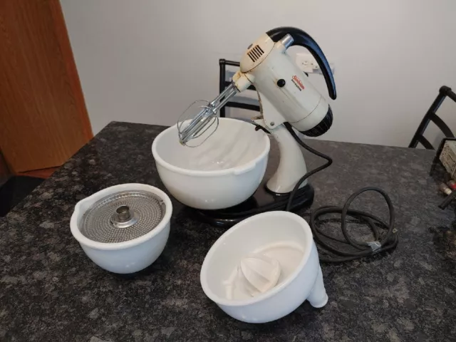 SunBeam MixMaster 2 bowls & 2 sets of beaters - Lil Dusty Online