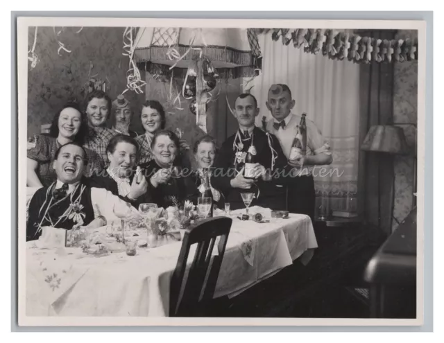 Fantástico Skurriles Foto De Personas en El Celebrar - Antiguo Foto 1930er