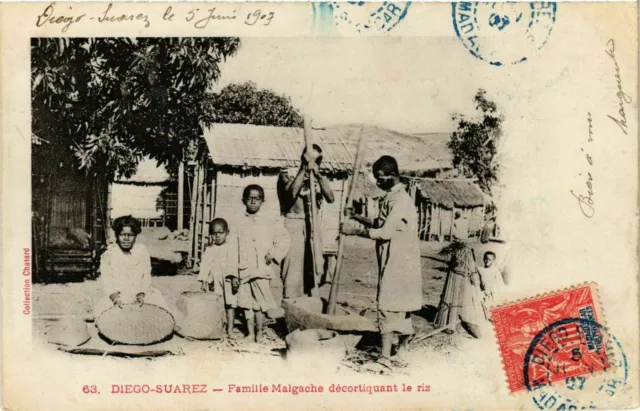 CPA AK Diego Suarez- Famille Malgache decortiquant le riz MADAGASCAR (819996)