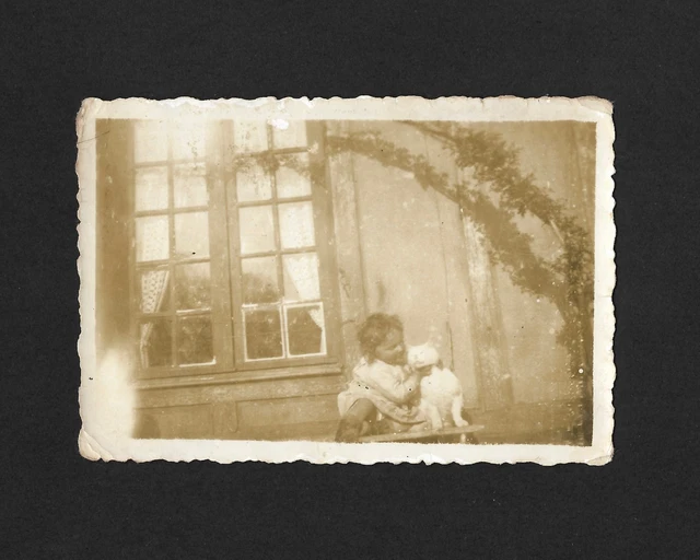 Jeune femme allongée vélo - Photo ancienne snapshot