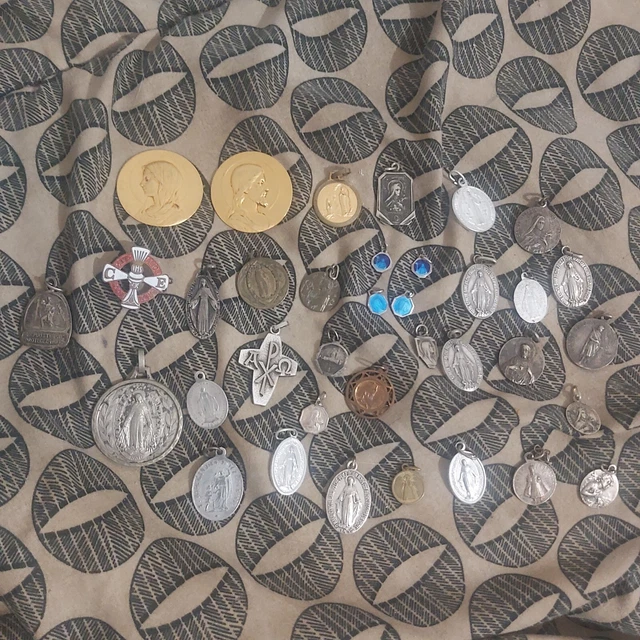 LOT DE MÉDAILLES religieuses , chapelet , communion , esotérisme EUR 60