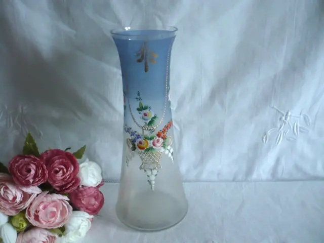 Ancien vase verre peint émaillé semi opaque bleu panier fleurs dorure perle 24cm