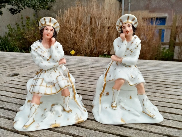 Jolie Paire D'encrier En Porcelaine De Paris Chasseurs A L'arc En Habits H 20Cm