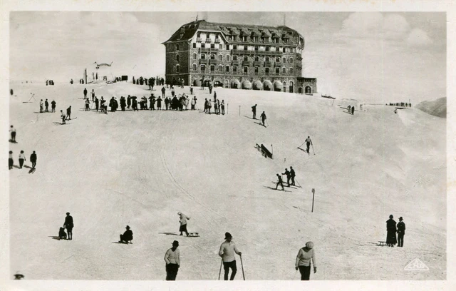 Vieille Carte Photo Des Pyrénées ~ Skieur Devant Le Grand Hôtel De Superbagnères (1930) - Noir & Blanc - État Superbe