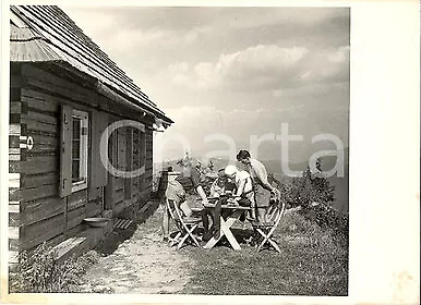 1955 ca VARSAVIA (POLONIA) Famiglia prepara un'escursione in montagna Fotografia