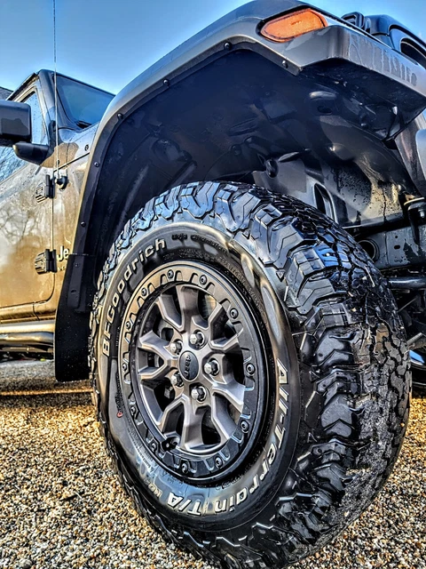 (1) 17" 2022/23 Jeep WRANGLER RUBICON 392 5-Wheels TIRE OEM with TPMS installed.