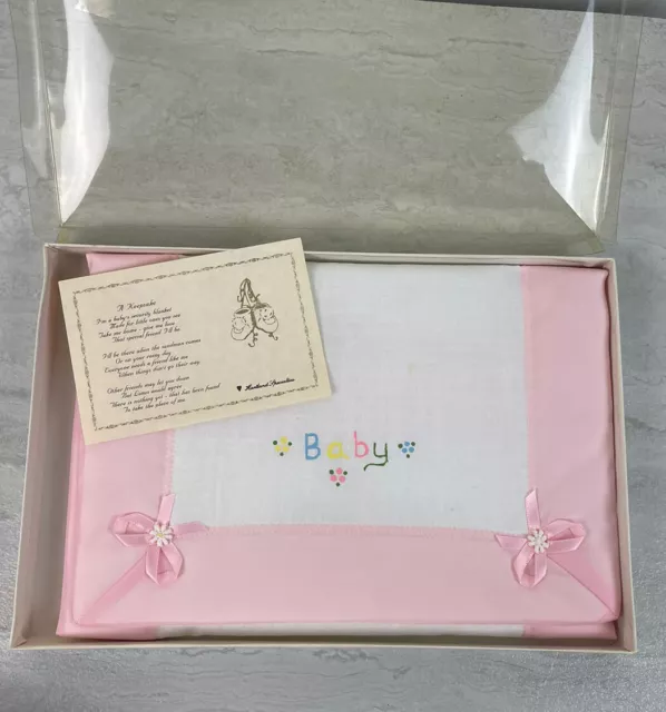 "Manta de seguridad de colección Hartland Lovey blanca rosa satinada ""Bebé"" regalo de graduación 11x21"