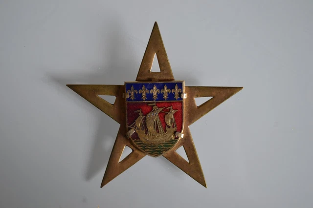 Ancienne broche, décor blason et fleur de lys, en métal