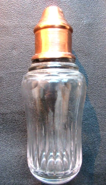 Saupoudreuse, flacon cristal taillé, bouchon en cuivre, Art Déco Nouveau