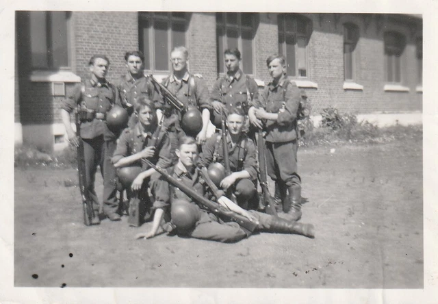 Photo Originale WW2 - Groupe Soldats Allemands Devant Véhicules - Tirage 8x6 Cm