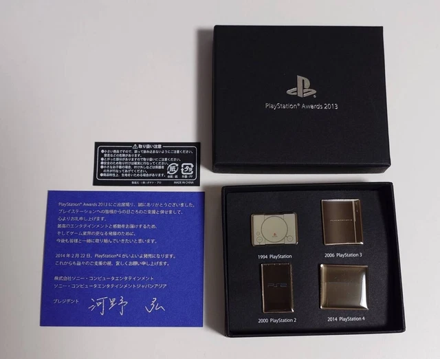 Lot De 2 Badges Pin's PlayStation Awards 2013 - Édition Limitée - Neufs (Japon)