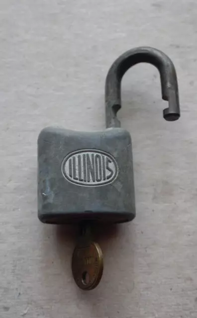 Vintage Antique ILLINOIS LOCK CO.  Chicago Ill padlock lock with key