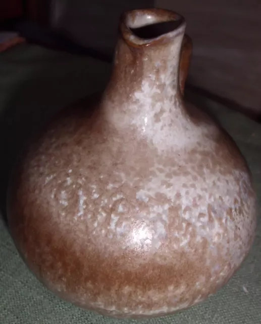 pichet vase à anse brun beige vernis