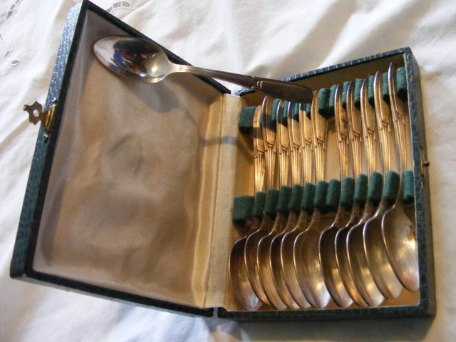 2 Ecrins avec cuilleres à cafe et fourchettes gateau, 1950, Metal argenté