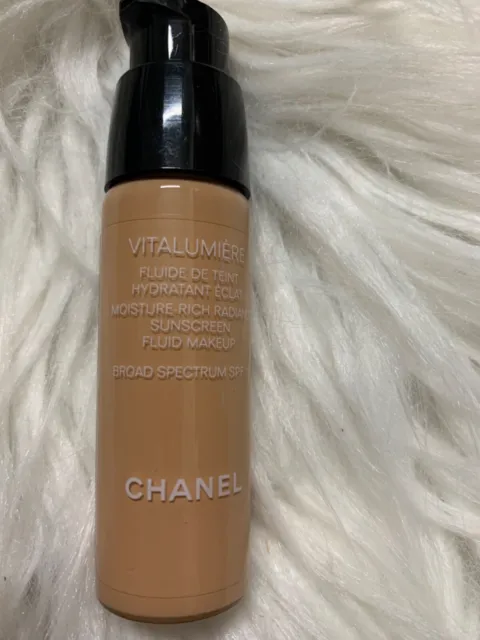 CHANEL Vitalumiere Moisture-Rich Radiance Sunscreen Fluid Makeup