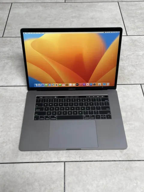 Apple MacBook Pro 15,4", i9 @ 2,4 GHz, 512 GB SSD, 16 GB RAM 2019 modello A1990