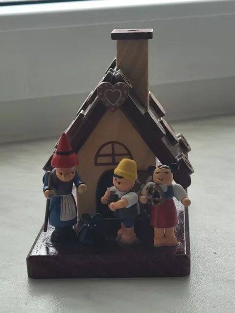 Verkaufe Räucherhaus Hänsel und Gretel. B ca. 8 cm  L ca. 11,5 cm H ca. 12 cm.