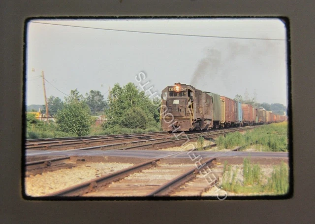 Original  '76 Ektachrome Slide PC Penn Central 2307 GP35 PR5 action Linker  38B8