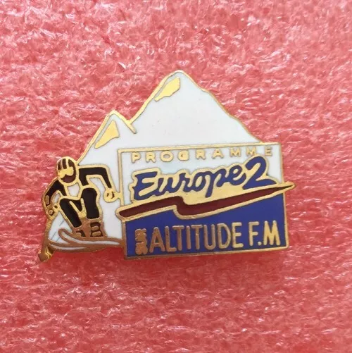 T18 Pins Montagne Sport Ski PROGRAMME EUROPE 2 Sur ALTITUDE FM Radio lapel pin